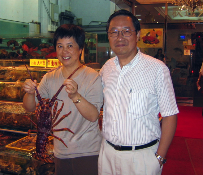 <p>2004 October - At Hung Kee Seafood Restaurant in Hong Kong</p>
