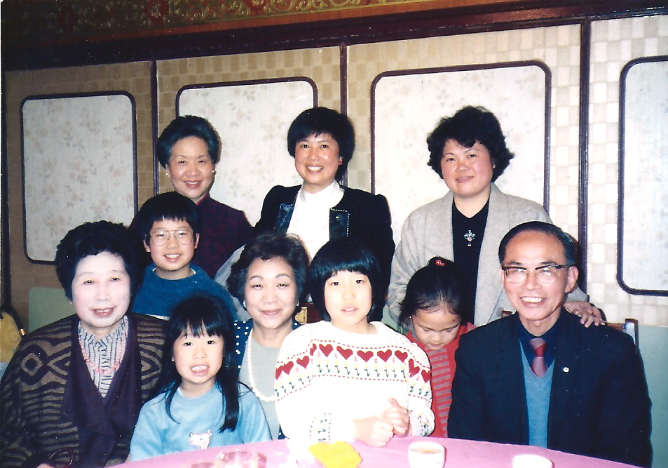 <p>1987 With several Liu family relatives and friends in Taipei</p>
